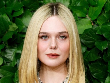 Elle Fanning a világ legmélyebb dekoltázsában ragyogta be a Critics Choice Awards vörös szőnyegét