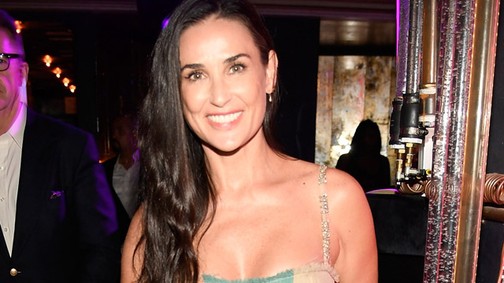 Demi Moore első két foga hiányzik, és meg is mutatta
