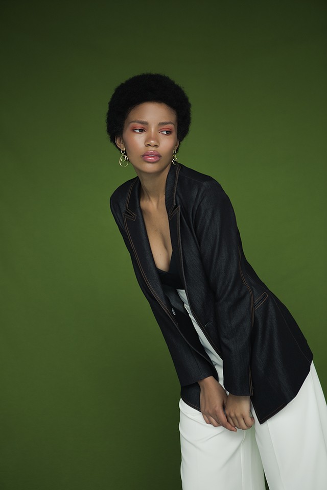 Fürdőruha ILORA, blézer MAYTE BY LOLA CASADEMUNT, nadrág FRACOMINA, fülbevaló ANN ACID 