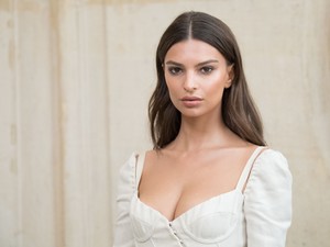 Ahogy Emily Ratajkowski anyaságát kritizálják a kommentelők, az egyszerűen undorító 