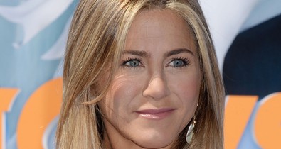 Jennifer Aniston lábat villantott a Gólyák premierjén