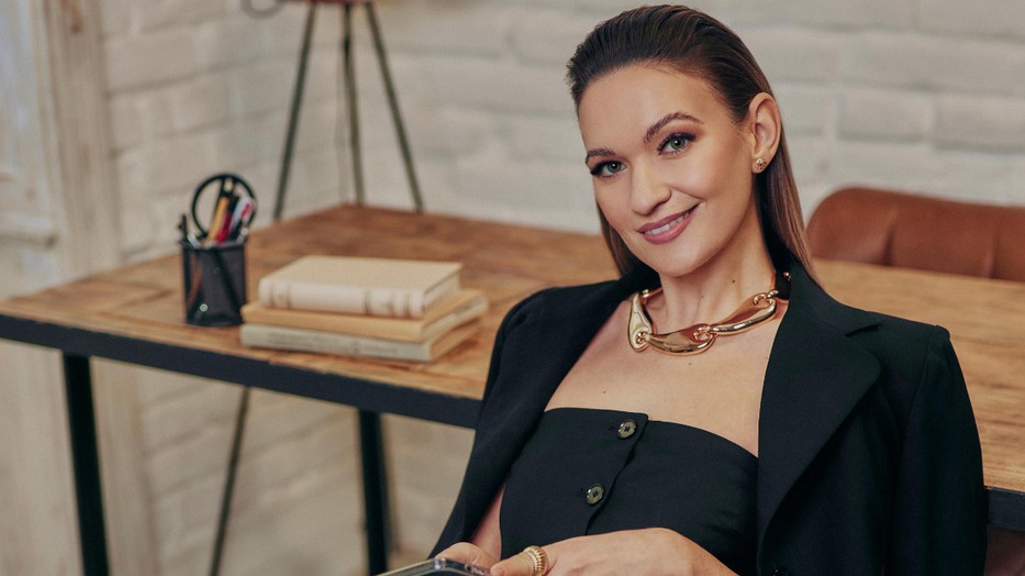 Fitos-Dombai Laura nevét már 2018 óta ismerhetik a GLAMOUR olvasói, hiszen abban az évben képviselte a márkát nagykövetként, azóta pedig folyamatosan építgeti a karrierjét vállalkozóként