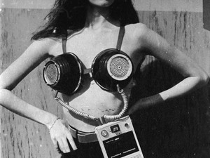 A női mellbimbó helye a világban: A 18. század teljesen áttetsző felsőitől a tiltásig