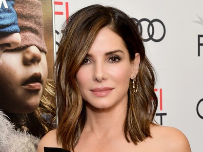 Sandra Bullock egy übertrendi szettben hódította meg Beverly Hills utcáit