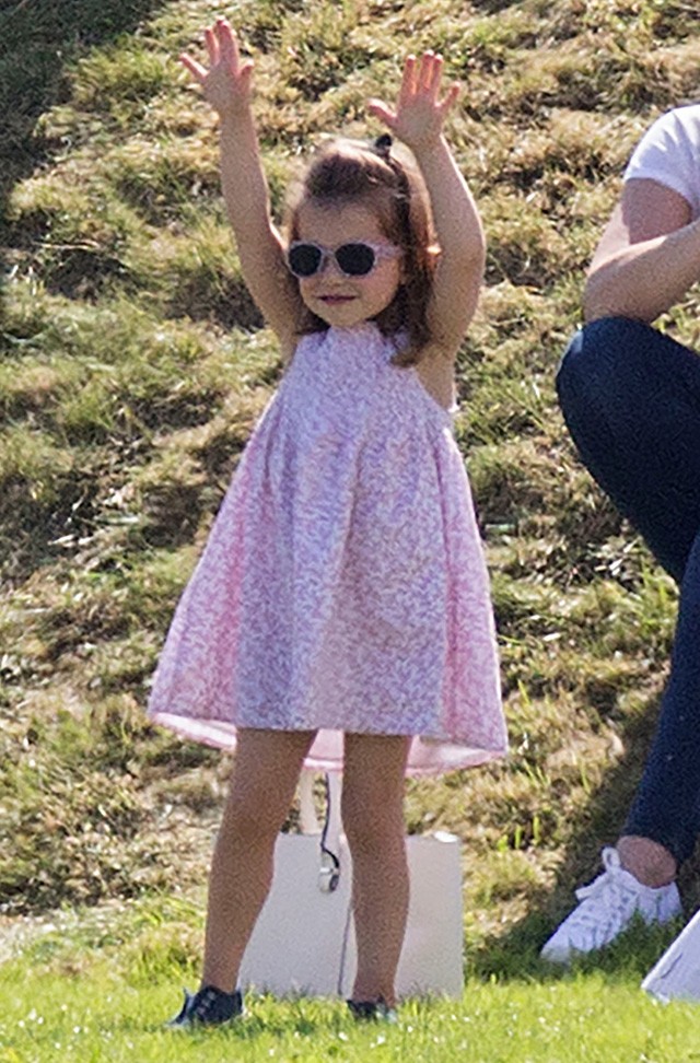 Sarolta hercegnő napszemüvegben divatozik