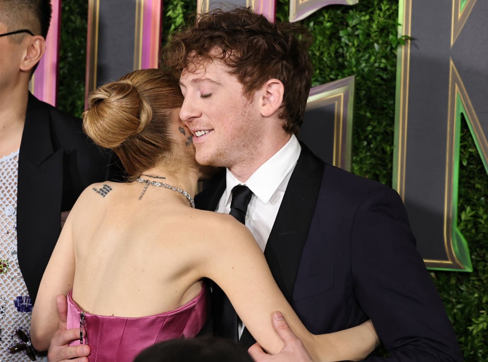 Ariana Grande és kedvese, Ethan Slater le sem tudták egymásról venni a kezüket