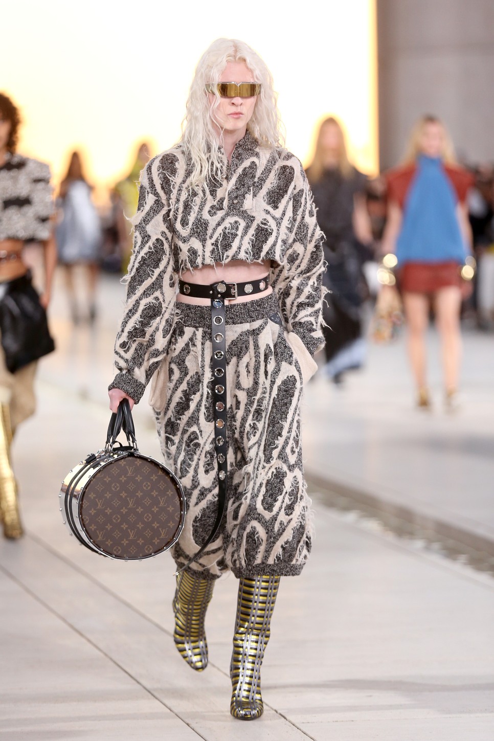 Utópiát megidéző ruhaköltemények: Ilyen volt a Louis Vuitton Cruise 2023 show