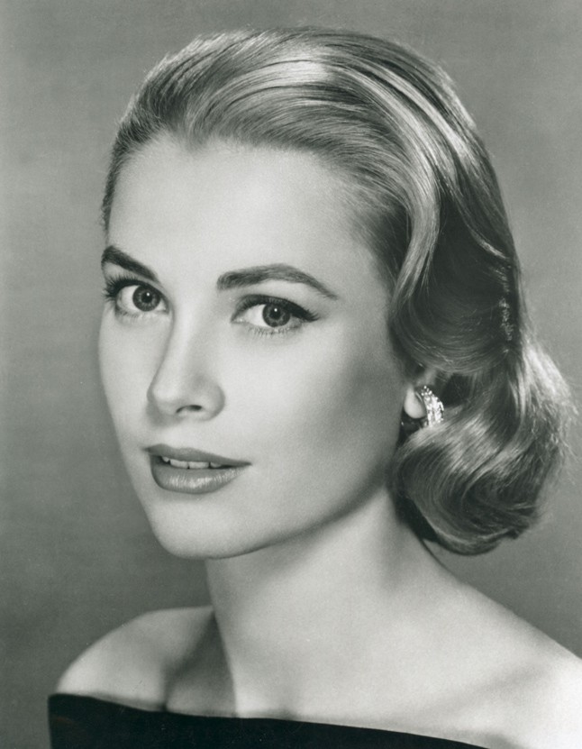 A tévhittel ellentétben a kontúrozás technikáját nem Kim Kardashian találta fel. Már Monaco hercegnője, Graace Kelly is pirosítót használt, hogy kiemelje arccsontját, majd különböző árnyalatokkal hangsúlyozta illetve rejtette el arca különböző részeit. 