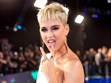 Katy Perry hosszú bubi frizurával annyira szexi