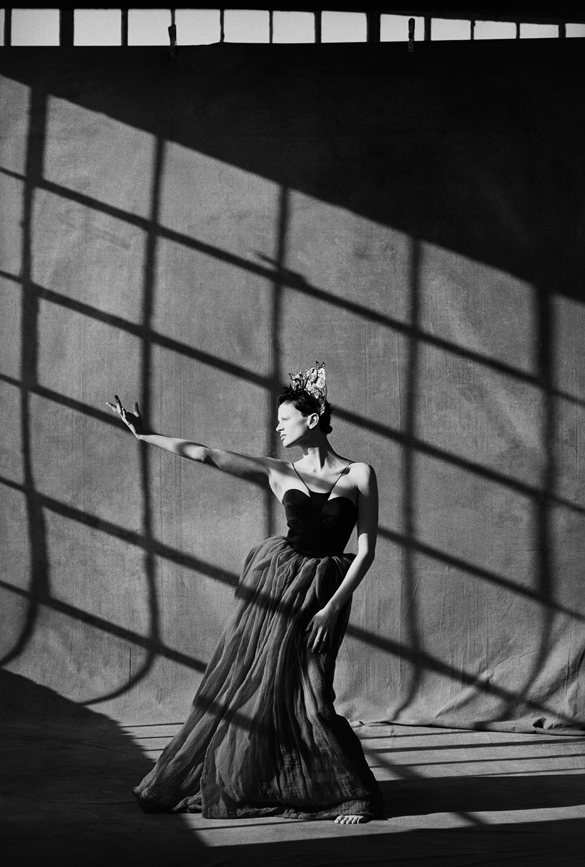 Peter Lindbergh: Kristen McMenamy Hommage to Diaguilev, Harper’s Bazaar USA, Studio One New York, 1993 