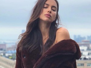 Szürreális! Irina Shayk vonagló teste felett két félpucér pasi pingpongozik!