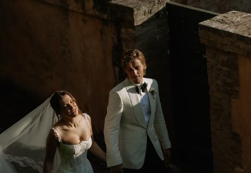 Millie Bobby Brown ámulatba ejtő fotókat mutatott az esküvőjéről: hetekig titkolózott a Stranger Things sztárja, most mindent elénk tárt