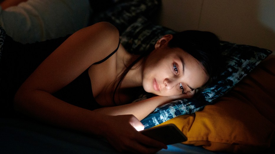 Elalvás előtt néhány órával már ne nyomogasd a telefont - helyette inkább olvasgass, hallgass zenét vagy meditálj egy jót