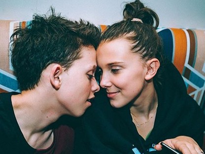 Cukiság level 1000: Millie Bobby Brown és szerelme együtt zenélnek