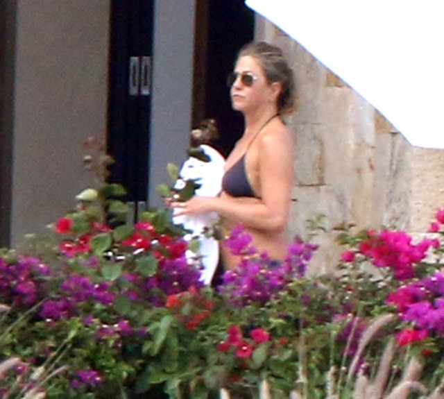Jennifer Aniston bikiniben