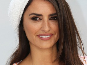 Wow! Penélope Cruz Jackie Kennedy-nek öltözött!
