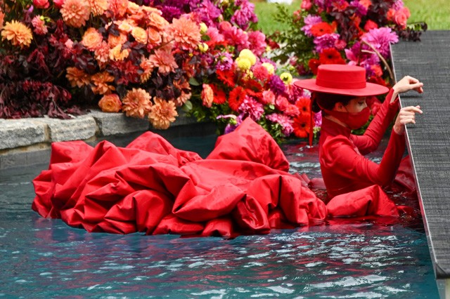 New York-i divathét: medencében áztatott modell és a ruhákat is túlragyogó maszkok a hátsó kertben