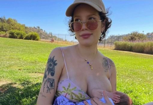 18 csodás fotó a nyilvános szoptatásról, egyenesen a sztároktól