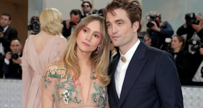 Így néz ki a tökéletes babafotó 2024-ben, köszönjük, Robert Pattinson és Suki Waterhouse