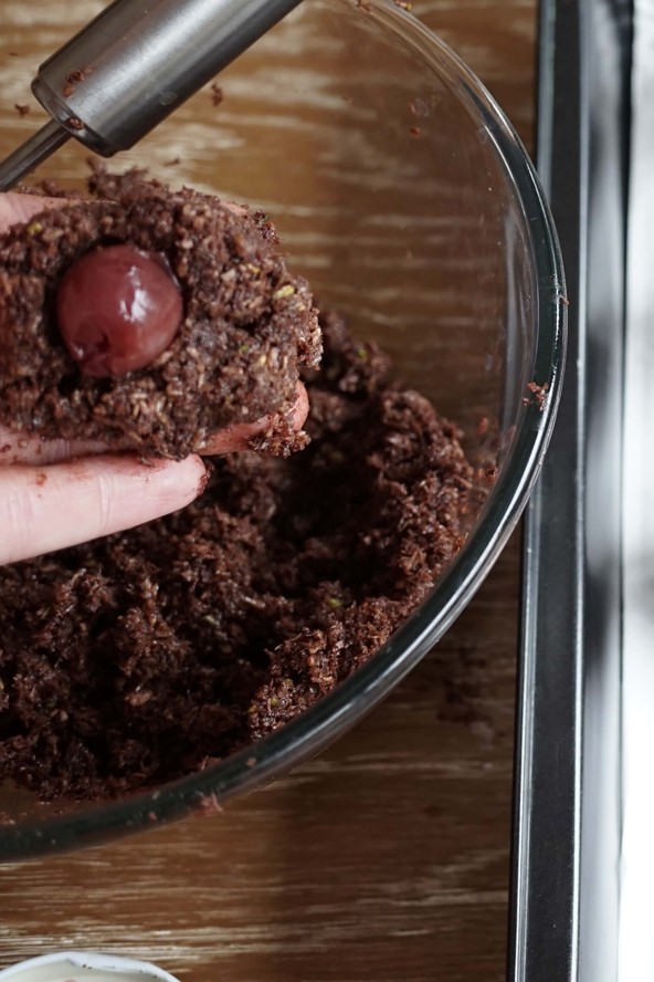 Meggyel töltött kókuszos csokigolyó - Minden napra egy Valentin-napi finomság!