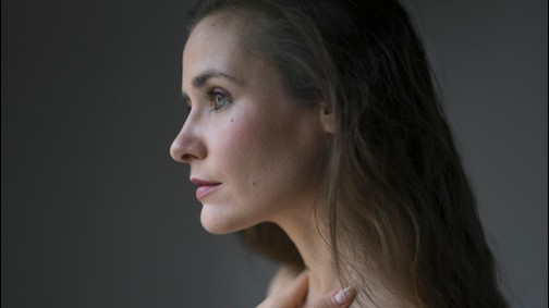 "Ha a való életben bezárul valaki mögött egy ajtó, azt úgysem tudhatjuk meg, mi történik vele a négy fal között."- Tompos Kátya színésznővel beszélgettünk