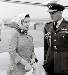  A reptéren is praktikus viselet a selyemkendő