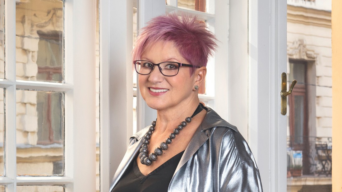 Ámon Betti 2012 óta minden kedd este nagyszerű zenészekkel beszélget élő adásban | Ing DAIGE, Gyűrű BABUSHKA, (Top nyaklánc és nadrág Betti sajátja)