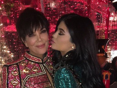 Kylie Jenner egy apró ajándékkal lepte meg anyukáját születésnapján: egy Ferrarit vett neki