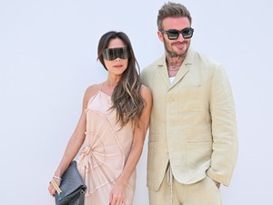 Victoria Beckham meztelenruhában gálázott férje oldalán: David Beckham nem is pózolhatott volna mellette büszkébben