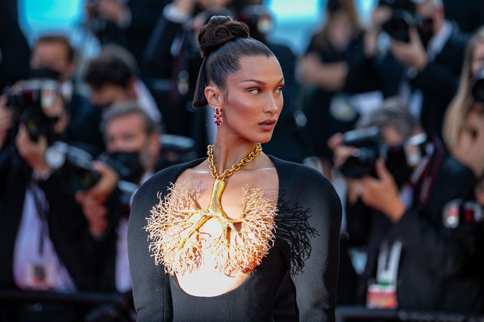 Nincsenek szavak a Bella Hadid által viselt eszméletlen Schiaparelli kreációra Cannes-ban
