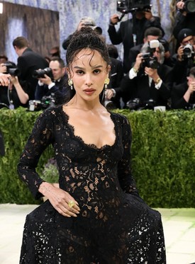 Zoë Kravitz a bevonulás alatt gondosan ügyelt arra, hogy a Harry Styles-tól kapott eljegyzési gyűrűjét még ne fedje fel a nagyközönség előtt. Ugyanakkor Jessica McCormack ékszerei nagyon látványos kiegészítői voltak a megjelenésének.