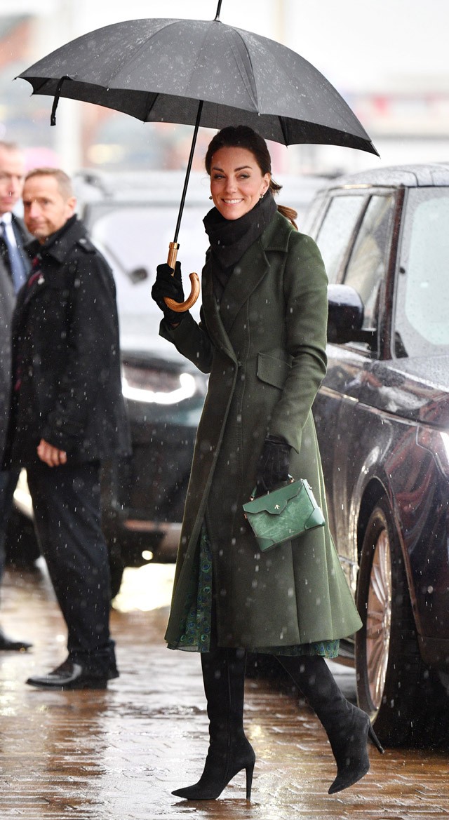 Kate Middleton megküzdött az elemekkel: esőben, szélben is elképesztően vagány