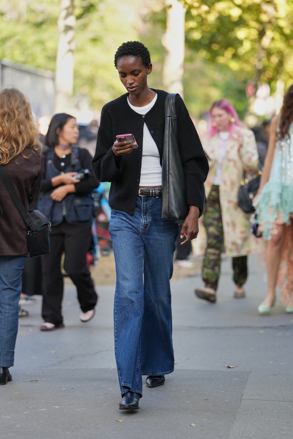 A laza stílus rajongói számára a kedvenc választás lesz a bő farmer a bokacsizmához is