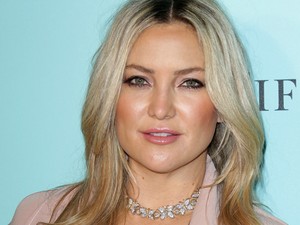 Kate Hudson szuper mély kivágású ruhában