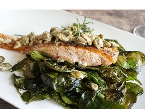 Tökéletes randivacsora: Pezsgős-kapribogyós serpenyőben sült lazacfilé, spenótchipssel