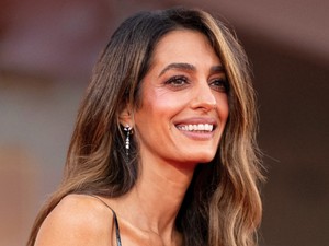 Amal Clooney álomszép szettben tündökölt, minden porcikájából árad az elegancia 