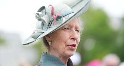 A 75 éves Anna hercegnő valami álomszép a legújabb portréján, igazi királynőként tündököl