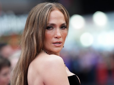 Jennifer Lopez felszabadította a melleit, istennőként tündökölt a vörös szőnyegen a világsztár