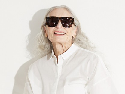 87 éves modell vagánykodik Vans cipőkben