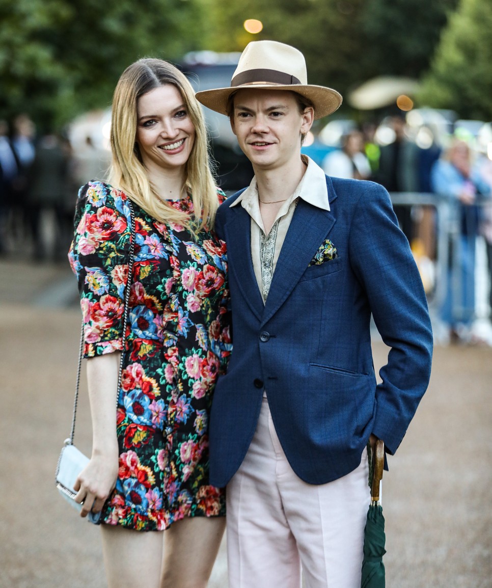 Talulah Riley és Thomas Brodie-Sangster olyanok, mint két huszonéves