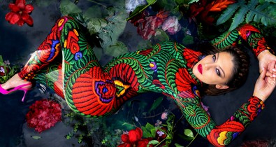 Kulcsár Edina matyó mintában pózol a Sugarbirdnek