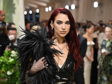 Dua Lipa meztelenruhája az égvilágon semmit nem takar, gyakorlatilag egy szál fehérneműben bulizott