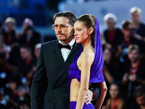 Nicola Peltz Beckham élete legmerészebb ruhájában perzselte fel a Velencei Filmfesztivál vörös szőnyegét