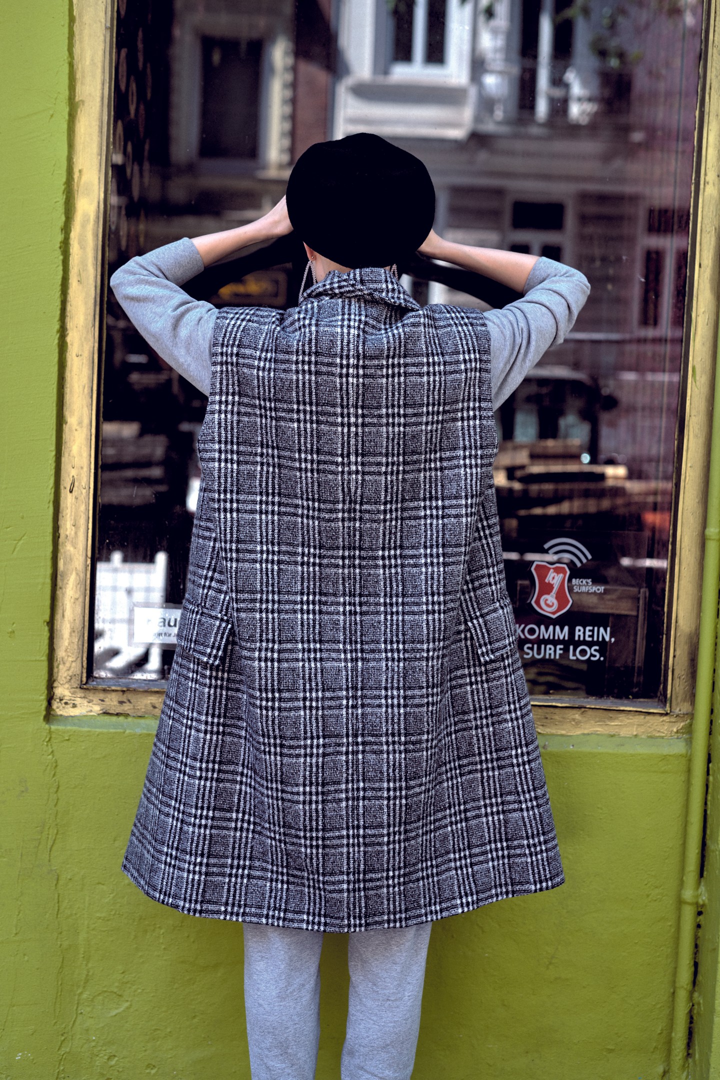 FÉLIG KINT, FÉLIG BENT. MOSTANRA MÁR MEGTANULTUNK ENNEK ÉRTELMÉBEN FELÖLTÖZNI. Overall VERONICA BEARD Gyapjúmellény BAUM UND PFERDGARTEN Sapka ARMANI Fülbevaló SASKIA DIEZ