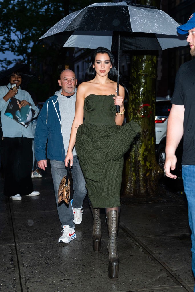 Dua Lipa aMet gala vacsoráján 2023-ban egy Marc Jacobs ruhában