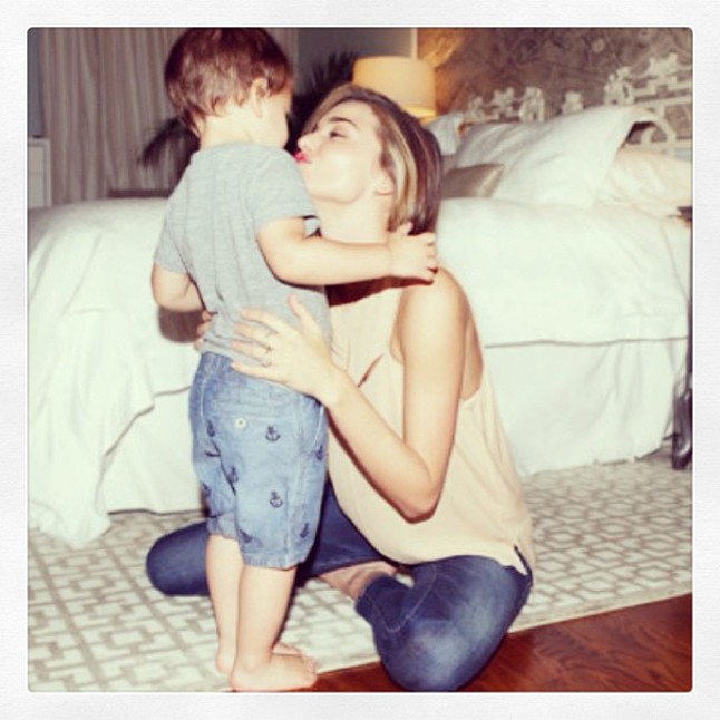 Miranda Kerr kisfiával cukiskodik.