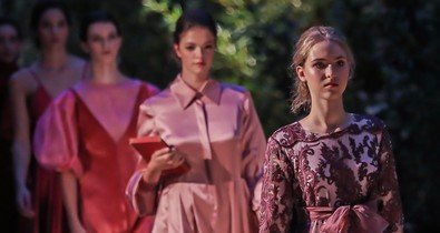 Kisfaludy Sándor romantikája ihlette a Katti Zoób Balatonfüreden bemutatott ruháit