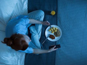 A szakértő szerint az emésztésed is tönkreteheti, ha rosszkor alszol