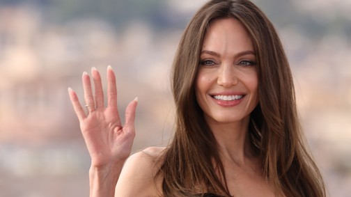 Angelina Jolie még az utcán is királynőnek öltözik
