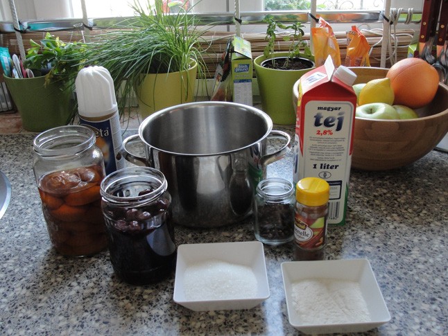 Hozzávalók a gyümölcsleveshez. Barack, meggy, szegfűszeg, fahéj, cukor, tej. Liszt csak akkor kell ( a habaráshoz), ha nem tejjel, hanem vízzel csináljuk.